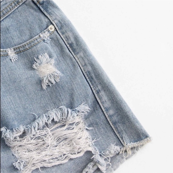 CHLOE 💙 distressed denim shorts blue ripped - Picture 3 of 5